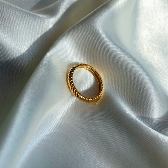 18k Gold Plated Croissant Ring - Picture 2 of 3